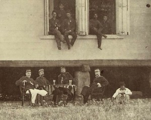 Militairen bij een 'kantine gebouw' in Nederlands-Indië, 1870 - 1900 (uitsnede), collectie Rijksmuseum