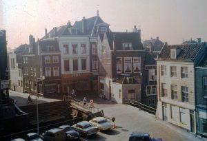 De Lombardbrug in Dordrecht. Het pand met opschrift 'Peels' is de locatie van brouwerij Het Witte Anker. Bron: Regionaal Archief Dordrecht