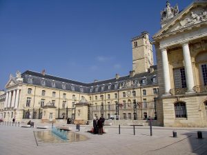 Het stadhuis van Dijon, waar in 1866 een hoptentoonstelling werd gehouden. Aanwezig waren ook twee merkwaardige saisons uit Henegouwen. Bron: Wikipedia, foto door Parsifall.