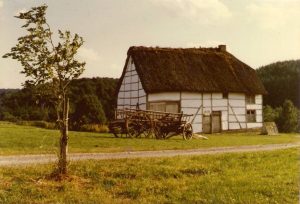 De Waalse boerderij, waar De Baets de geschiedenis van saison het liefste plaatst, al is dat wellicht ten onrechte. Musée de la ville rurale de Wallonie, bron: Wikimedia Commons, Lucyin.