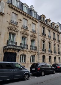 Het huis (links) in de Rue Dumont-d'Urville in Parijs, waar Georges Lacambre de laatste jaren van zijn leven sleet. Bron: Wikipedia.