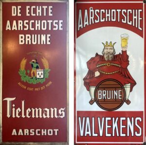 Twee reclameborden in het museumcafé in Aarschot.